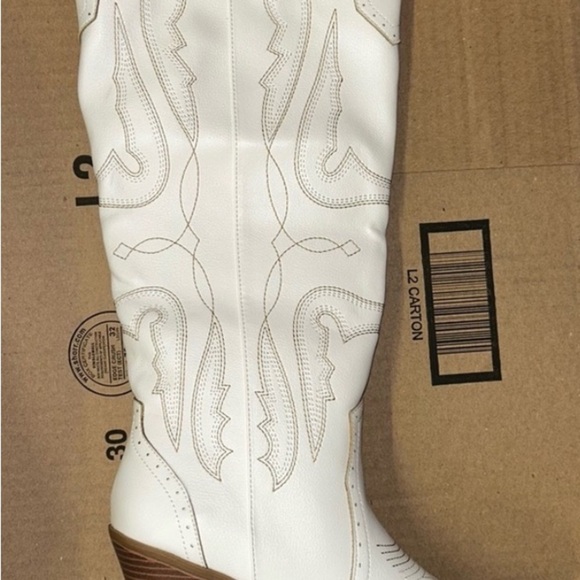 White and Brown Heeled Boots with Western Flair - Picture 2 of 4